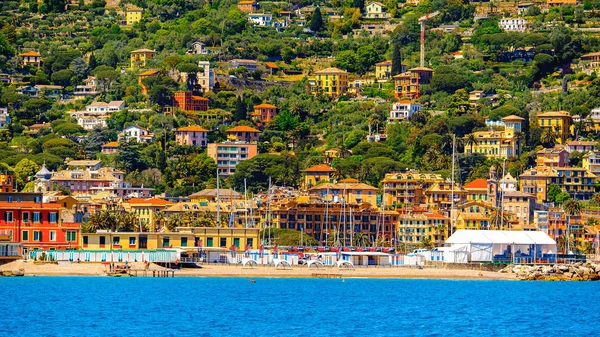 Santa Margherita Ligure, İtalya - 4 Mayıs 2015: Yaz aylarında popüler turistik destinasyon olan Santa Margherita Ligure'deki Ligurian Denizi Kıyısı