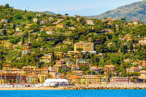 Santa Margherita Ligure, İtalya - 4 Mayıs 2015: Yaz aylarında popüler turistik destinasyon olan Santa Margherita Ligure'deki Ligurian Denizi Kıyısı