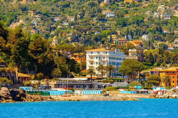 Santa Margherita Ligure, İtalya - 4 Mayıs 2015: Yaz aylarında popüler turistik destinasyon olan Santa Margherita Ligure'deki Ligurian Denizi Kıyısı