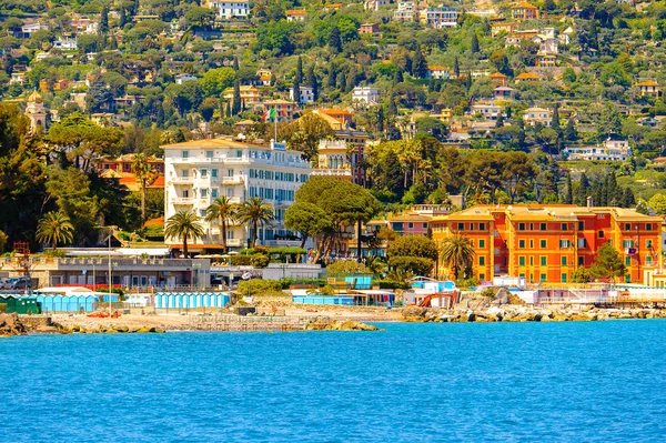 Santa Margherita Ligure, İtalya - 4 Mayıs 2015: Yaz aylarında popüler turistik destinasyon olan Santa Margherita Ligure'deki Ligurian Denizi Kıyısı