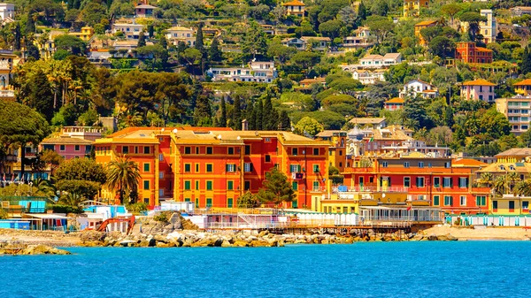 Santa Margherita Ligure, İtalya - 4 Mayıs 2015: Yaz aylarında popüler turistik destinasyon olan Santa Margherita Ligure'deki Ligurian Denizi Kıyısı