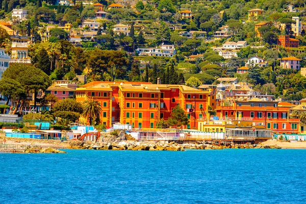Santa Margherita Ligure, İtalya - 4 Mayıs 2015: Yaz aylarında popüler turistik destinasyon olan Santa Margherita Ligure'deki Ligurian Denizi Kıyısı