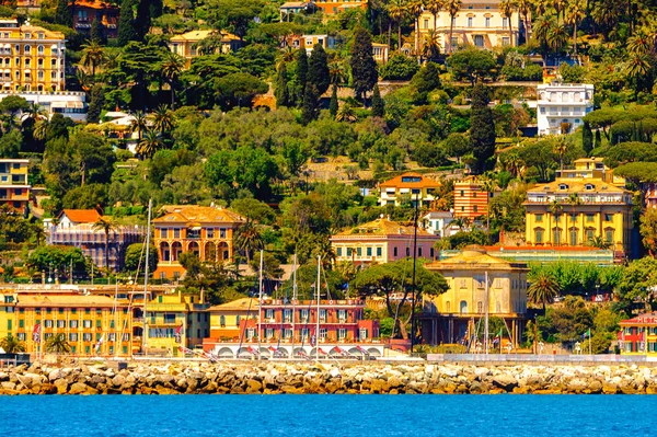 Santa Margherita Ligure, İtalya - 4 Mayıs 2015: Yaz aylarında popüler turistik destinasyon olan Santa Margherita Ligure'deki Ligurian Denizi Kıyısı