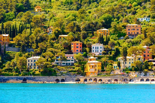 Santa Margherita Ligure, İtalya - 4 Mayıs 2015: Yaz aylarında popüler turistik destinasyon olan Santa Margherita Ligure'deki Ligurian Denizi Kıyısı