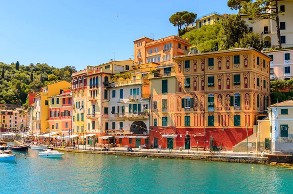 Portofino, İtalya - 4 Mayıs 2016: İtalyan balıkçı köyü Portofino'nun pitoresk limanı, Cenova eyaleti, İtalya. Ünlü ve sanatsal ziyaretçiler ile bir tatil beldesi.