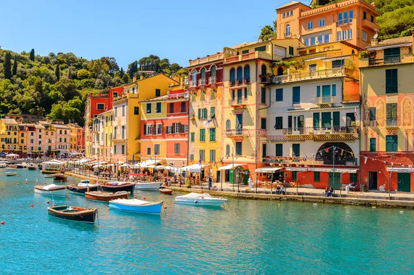 Portofino, İtalya - 4 Mayıs 2016: İtalyan balıkçı köyü Portofino'nun pitoresk limanı, Cenova eyaleti, İtalya. Ünlü ve sanatsal ziyaretçiler ile bir tatil beldesi.