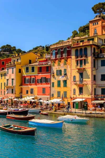 Portofino, İtalya - 4 Mayıs 2016: İtalyan balıkçı köyü Portofino'nun pitoresk limanı, Cenova eyaleti, İtalya. Ünlü ve sanatsal ziyaretçiler ile bir tatil beldesi.