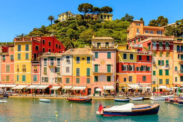 Portofino, İtalya - 4 Mayıs 2016: İtalyan balıkçı köyü Portofino'nun pitoresk limanı, Cenova eyaleti, İtalya. Ünlü ve sanatsal ziyaretçiler ile bir tatil beldesi.