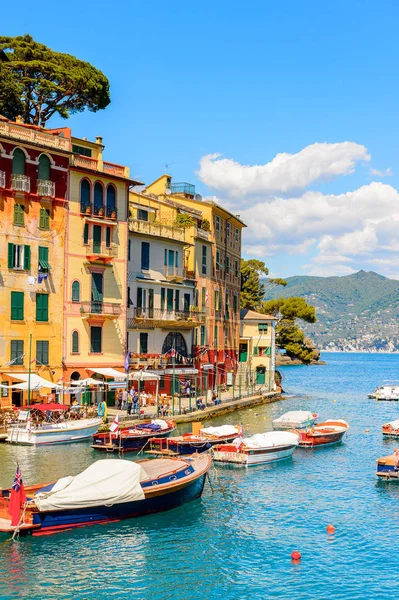 Portofino, İtalya - 4 Mayıs 2016: İtalyan balıkçı köyü Portofino'nun pitoresk limanı, Cenova eyaleti, İtalya. Ünlü ve sanatsal ziyaretçiler ile bir tatil beldesi.