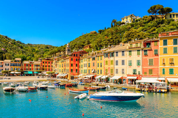 ПОРТОФИНО, ИТАЛИЯ - 4 января 2016 года. - Портофино, итальянская рыбацкая деревушка, провинция Генуя, Италия. Курорт со знаменитостями и артистами
.