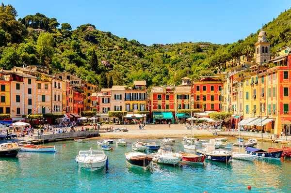 Portofino, İtalya - 4 Mayıs 2016: İtalyan balıkçı köyü Portofino'nun güzel limanı, Cenova eyaleti, İtalya. Ünlü ve sanatsal ziyaretçiler ile bir tatil beldesi.