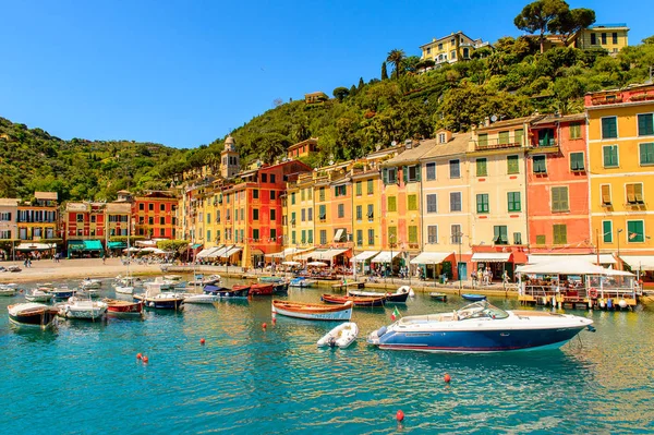Portofino, İtalya - 4 Mayıs 2016: İtalyan balıkçı köyü Portofino'nun güzel limanı, Cenova eyaleti, İtalya. Ünlü ve sanatsal ziyaretçiler ile bir tatil beldesi.