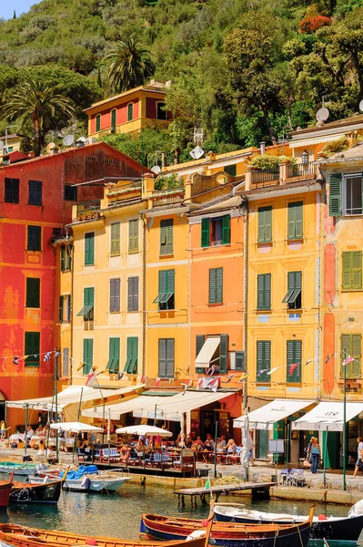 Portofino, İtalya - 4 Mayıs 2016: İtalyan balıkçı köyü Portofino'nun güzel manzarası, Cenova eyaleti, İtalya. Pitoresk bir liman ve ünlü ve sanatsal ziyaretçiler ile bir tatil beldesi.