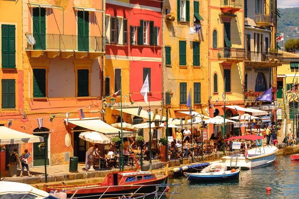 Portofino, İtalya - 4 Mayıs 2016: İtalyan balıkçı köyü Portofino'nun güzel manzarası, Cenova eyaleti, İtalya. Pitoresk bir liman ve ünlü ve sanatsal ziyaretçiler ile bir tatil beldesi.