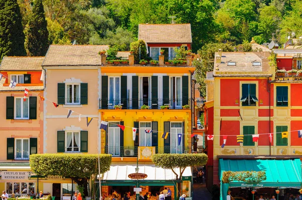 Portofino, İtalya - 4 Mayıs 2016: İtalyan balıkçı köyü Portofino'nun güzel manzarası, Cenova eyaleti, İtalya. Pitoresk bir liman ve ünlü ve sanatsal ziyaretçiler ile bir tatil beldesi.