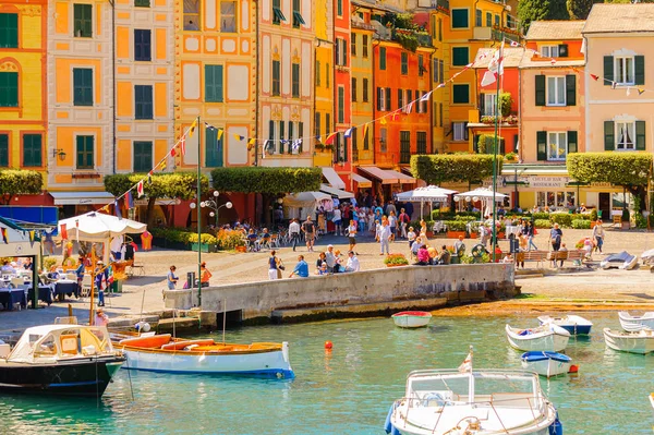 Portofino, İtalya - 4 Mayıs 2016: İtalyan balıkçı köyü Portofino'nun güzel manzarası, Cenova eyaleti, İtalya. Pitoresk bir liman ve ünlü ve sanatsal ziyaretçiler ile bir tatil beldesi.