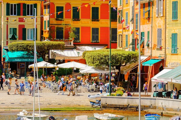 Portofino, İtalya - 4 Mayıs 2016: İtalyan balıkçı köyü Portofino'nun güzel manzarası, Cenova eyaleti, İtalya. Pitoresk bir liman ve ünlü ve sanatsal ziyaretçiler ile bir tatil beldesi.