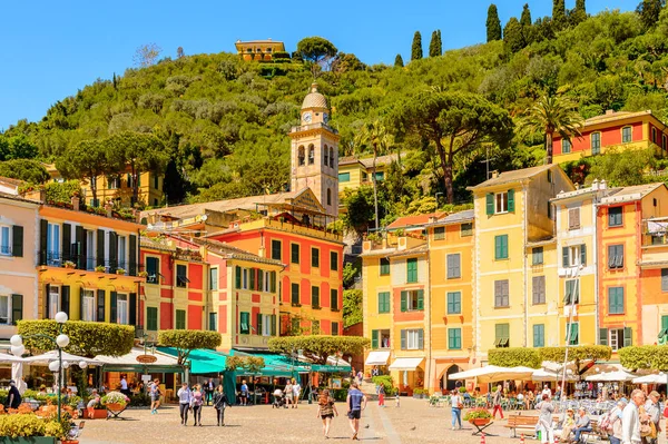 Portofino, İtalya - 4 Mayıs 2016: İtalyan balıkçı köyü Portofino'nun güzel limanı, Cenova eyaleti, İtalya. Ünlü ve sanatsal ziyaretçiler ile bir tatil beldesi.