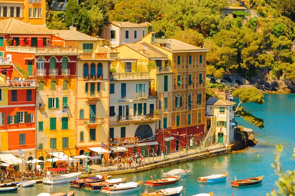 Portofino, İtalya - 4 Mayıs 2016: İtalyan balıkçı köyü Portofino'nun güzel manzarası, Cenova eyaleti, İtalya. Pitoresk bir liman ve ünlü ve sanatsal ziyaretçiler ile bir tatil beldesi.
