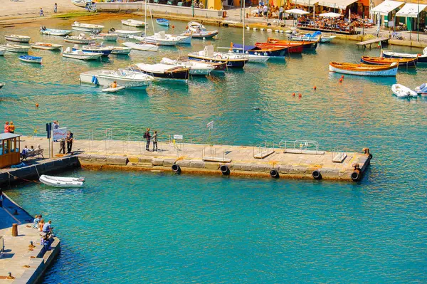 Portofino, İtalya - 4 Mayıs 2016: İtalyan balıkçı köyü Portofino'nun güzel manzarası, Cenova eyaleti, İtalya. Pitoresk bir liman ve ünlü ve sanatsal ziyaretçiler ile bir tatil beldesi.
