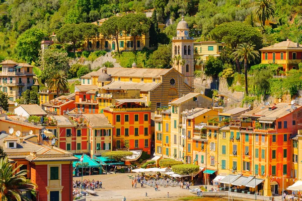 Portofino, İtalya - 4 Mayıs 2016: İtalyan balıkçı köyü Portofino'nun güzel manzarası, Cenova eyaleti, İtalya. Pitoresk bir liman ve ünlü ve sanatsal ziyaretçiler ile bir tatil beldesi.