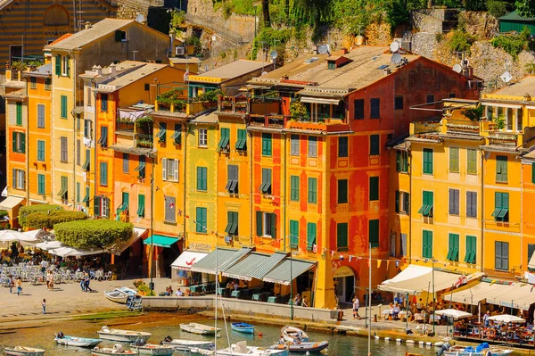 Portofino, İtalya - 4 Mayıs 2016: İtalyan balıkçı köyü Portofino'nun güzel manzarası, Cenova eyaleti, İtalya. Pitoresk bir liman ve ünlü ve sanatsal ziyaretçiler ile bir tatil beldesi.