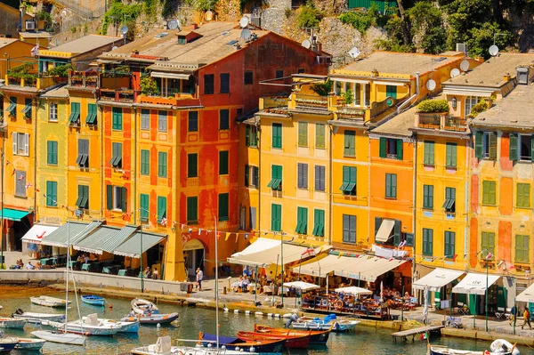 Portofino, İtalya - 4 Mayıs 2016: İtalyan balıkçı köyü Portofino'nun güzel manzarası, Cenova eyaleti, İtalya. Pitoresk bir liman ve ünlü ve sanatsal ziyaretçiler ile bir tatil beldesi.