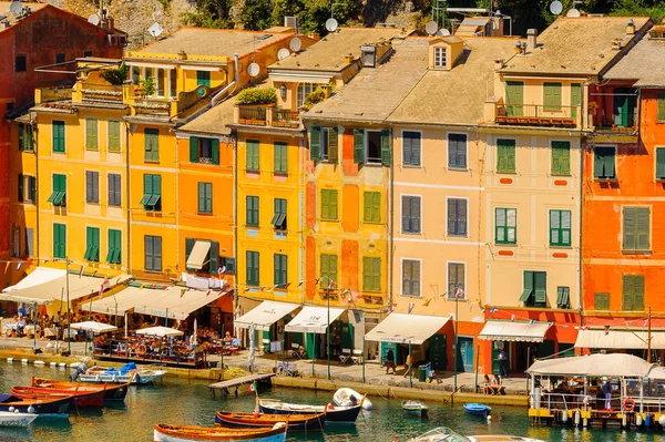 Portofino, İtalya - 4 Mayıs 2016: İtalyan balıkçı köyü Portofino'nun güzel manzarası, Cenova eyaleti, İtalya. Pitoresk bir liman ve ünlü ve sanatsal ziyaretçiler ile bir tatil beldesi.
