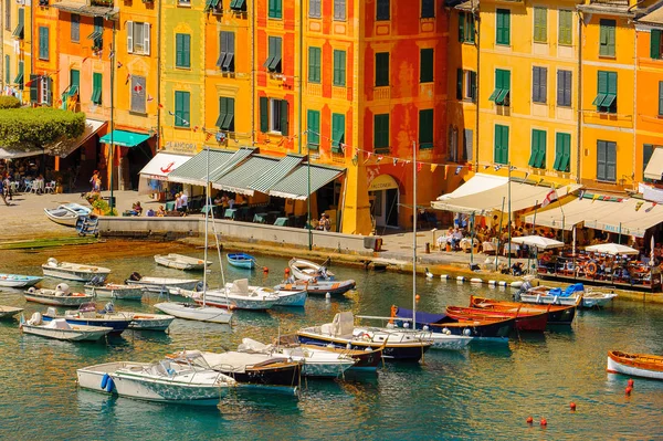 Portofino, İtalya - 4 Mayıs 2016: İtalyan balıkçı köyü Portofino'nun güzel manzarası, Cenova eyaleti, İtalya. Pitoresk bir liman ve ünlü ve sanatsal ziyaretçiler ile bir tatil beldesi.