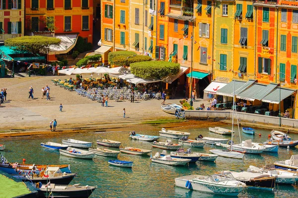 Portofino, İtalya - 4 Mayıs 2016: İtalyan balıkçı köyü Portofino'nun güzel manzarası, Cenova eyaleti, İtalya. Pitoresk bir liman ve ünlü ve sanatsal ziyaretçiler ile bir tatil beldesi.
