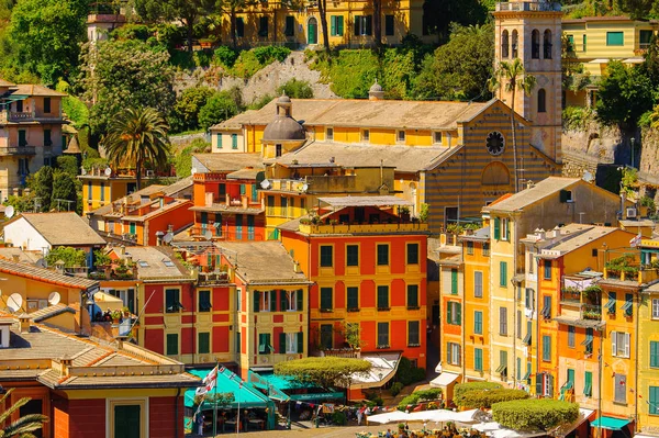 Portofino, İtalya - 4 Mayıs 2016: İtalyan balıkçı köyü Portofino'nun güzel manzarası, Cenova eyaleti, İtalya. Pitoresk bir liman ve ünlü ve sanatsal ziyaretçiler ile bir tatil beldesi.