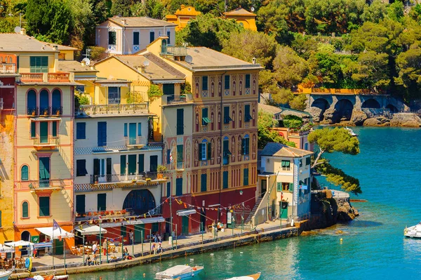 Portofino, İtalya - 4 Mayıs 2016: İtalyan balıkçı köyü Portofino'nun güzel manzarası, Cenova eyaleti, İtalya. Pitoresk bir liman ve ünlü ve sanatsal ziyaretçiler ile bir tatil beldesi.