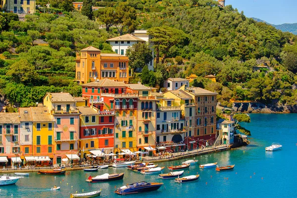 Portofino, İtalya - 4 Mayıs 2016: İtalyan balıkçı köyü Portofino'nun güzel manzarası, Cenova eyaleti, İtalya. Pitoresk bir liman ve ünlü ve sanatsal ziyaretçiler ile bir tatil beldesi.