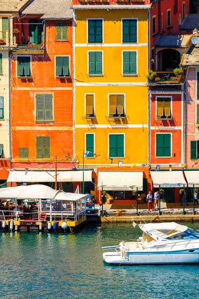 Portofino, İtalya - 4 Mayıs 2016: İtalyan balıkçı köyü Portofino'nun güzel manzarası, Cenova eyaleti, İtalya. Pitoresk bir liman ve ünlü ve sanatsal ziyaretçiler ile bir tatil beldesi.