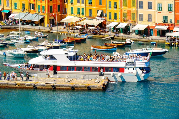 Portofino, İtalya - 4 Mayıs 2016: İtalyan balıkçı köyü Portofino'da feribot, Cenova eyaleti, İtalya. Pitoresk bir liman ve ünlü ve sanatsal ziyaretçiler ile bir tatil beldesi.