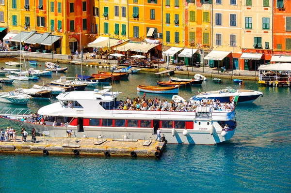 Portofino, İtalya - 4 Mayıs 2016: İtalyan balıkçı köyü Portofino'da feribot, Cenova eyaleti, İtalya. Pitoresk bir liman ve ünlü ve sanatsal ziyaretçiler ile bir tatil beldesi.