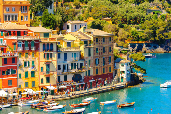 ПОРТОФИНО, ИТАЛИЯ - 4 января 2016 года: Портофино, итальянская рыбацкая деревня, провинция Генуя, Италия. Курорт с живописной гаванью и со знаменитостями и артистами
.