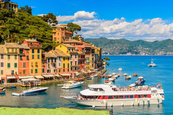 Portofino, İtalya - 4 Mayıs 2016: İtalyan balıkçı köyü Portofino'nun güzel manzarası, Cenova eyaleti, İtalya. Ünlü ve sanatsal ziyaretçiler ile bir tatil beldesi.
