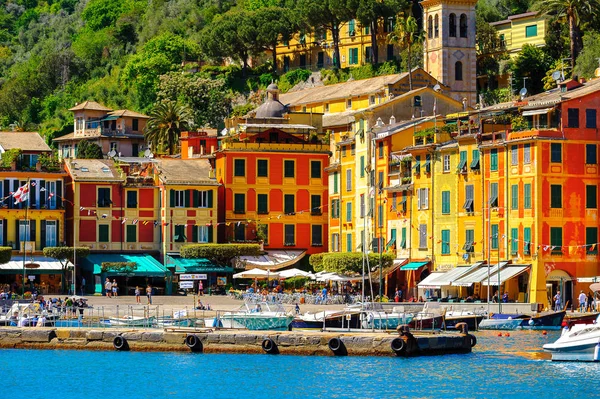 Portofino, İtalya - 4 Mayıs 2016: İtalyan balıkçı köyü Portofino'daki restoranlar, Cenova eyaleti, İtalya. Pitoresk bir liman ve ünlü ve sanatsal ziyaretçiler ile bir tatil beldesi.