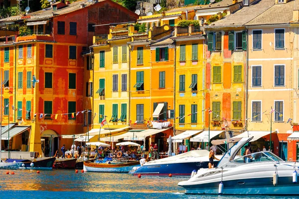 Portofino, İtalya - 4 Mayıs 2016: İtalyan balıkçı köyü Portofino'daki restoranlar, Cenova eyaleti, İtalya. Pitoresk bir liman ve ünlü ve sanatsal ziyaretçiler ile bir tatil beldesi.