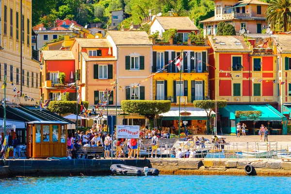 Portofino, İtalya - 4 Mayıs 2016: İtalyan balıkçı köyü Portofino'daki restoranlar, Cenova eyaleti, İtalya. Pitoresk bir liman ve ünlü ve sanatsal ziyaretçiler ile bir tatil beldesi.
