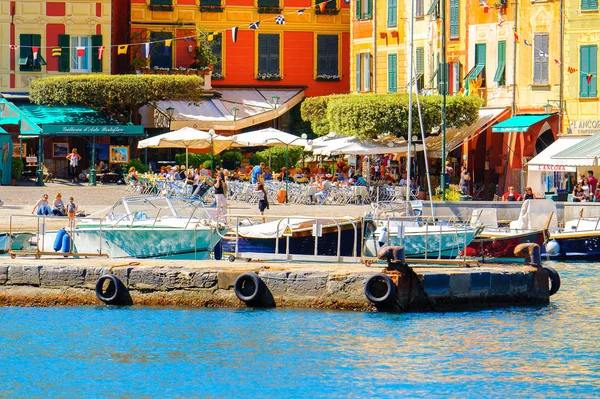Portofino, İtalya - 4 Mayıs 2016: İtalyan balıkçı köyü Portofino'daki restoranlar, Cenova eyaleti, İtalya. Pitoresk bir liman ve ünlü ve sanatsal ziyaretçiler ile bir tatil beldesi.