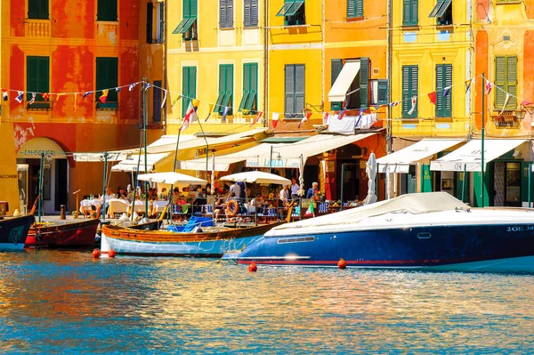 Portofino, İtalya - 4 Mayıs 2016: İtalyan balıkçı köyü Portofino'daki restoranlar, Cenova eyaleti, İtalya. Pitoresk bir liman ve ünlü ve sanatsal ziyaretçiler ile bir tatil beldesi.