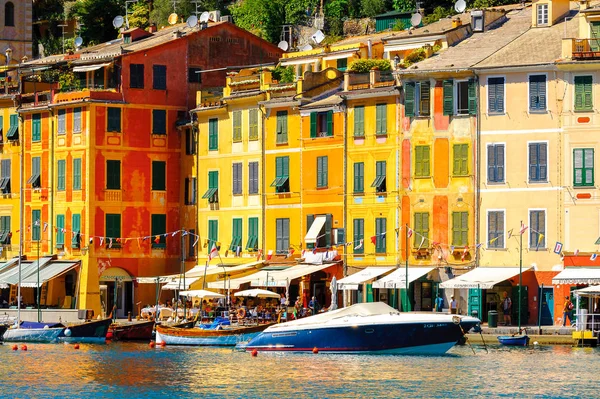 Portofino, İtalya - 4 Mayıs 2016: İtalyan balıkçı köyü Portofino'daki restoranlar, Cenova eyaleti, İtalya. Pitoresk bir liman ve ünlü ve sanatsal ziyaretçiler ile bir tatil beldesi.