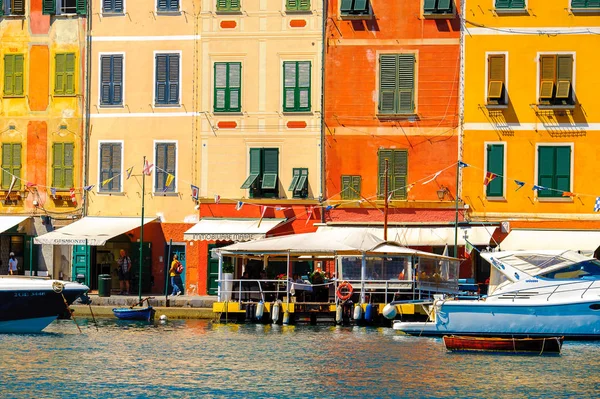Portofino, İtalya - 4 Mayıs 2016: İtalyan balıkçı köyü Portofino'daki restoranlar, Cenova eyaleti, İtalya. Pitoresk bir liman ve ünlü ve sanatsal ziyaretçiler ile bir tatil beldesi.