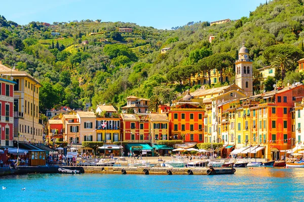 Portofino, İtalya - 4 Mayıs 2016: İtalyan balıkçı köyü Portofino'daki restoranlar, Cenova eyaleti, İtalya. Pitoresk bir liman ve ünlü ve sanatsal ziyaretçiler ile bir tatil beldesi.
