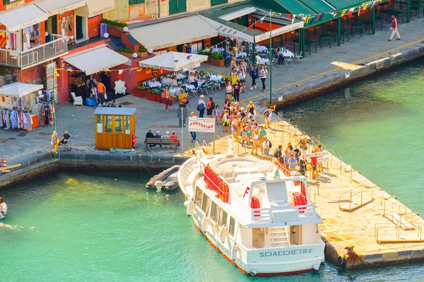 ポルトフィーノ イタリア 2016年5月4日 イタリアの漁村 ジェノヴァ州ポルトフィーノの港でフェリー 美しい港と有名人や芸術的な訪問者との休暇リゾート — ストック写真