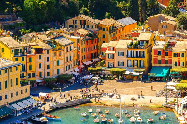Portofino, İtalya - 4 Mayıs 2016: İtalyan balıkçı köyü Portofino'nun havadan panoraması, Cenova eyaleti, İtalya. Pitoresk bir liman ve ünlü ve sanatsal ziyaretçiler ile bir tatil beldesi.