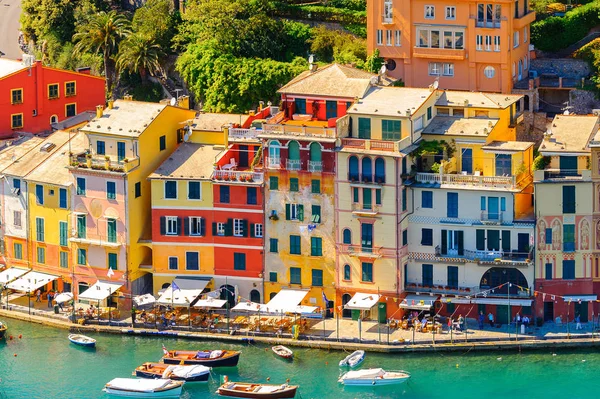 Portofino, İtalya - 4 Mayıs 2016: İtalyan balıkçı köyü Portofino'nun havadan panoraması, Cenova eyaleti, İtalya. Pitoresk bir liman ve ünlü ve sanatsal ziyaretçiler ile bir tatil beldesi.