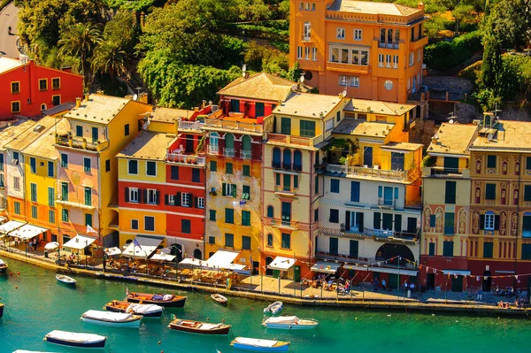 Portofino, İtalya - 4 Mayıs 2016: İtalyan balıkçı köyü Portofino'nun havadan panoraması, Cenova eyaleti, İtalya. Pitoresk bir liman ve ünlü ve sanatsal ziyaretçiler ile bir tatil beldesi.